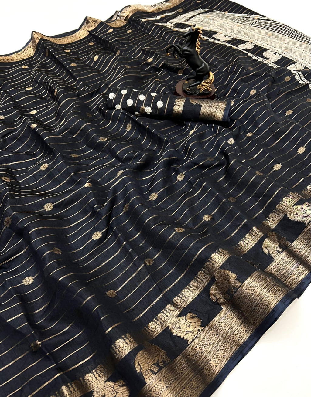 🌿 Premium Fox Georgette Saree – Kalamkari Border, Copper Zari Weaving & Designer Butti Blouse 🌿