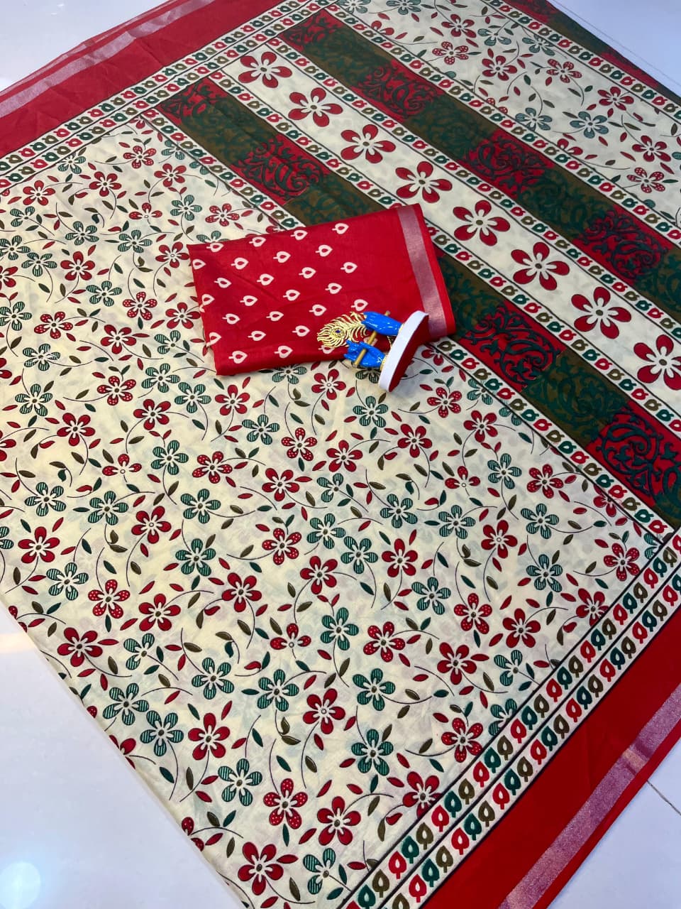 Mul Mul Saree with All-Over Floral Print & Weaving Border – Breezy Elegance for Boutique Displays