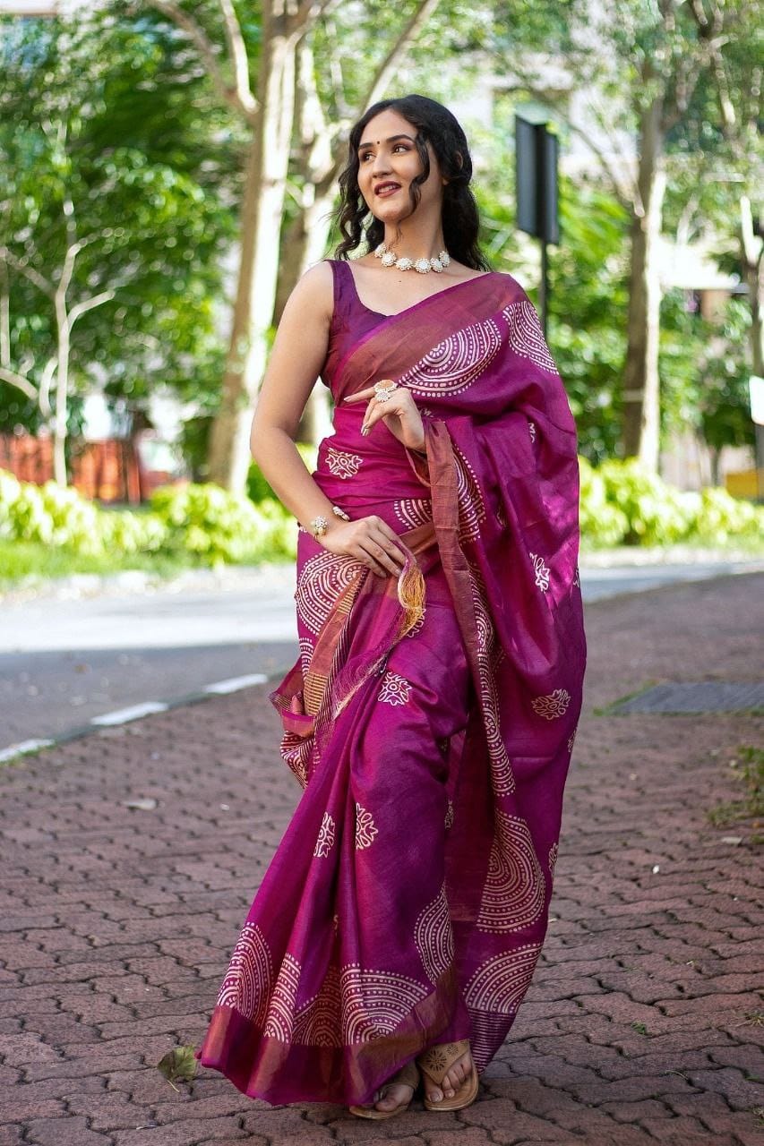 Dream Flare Kalamkari Tussar Silk Saree with Rich Jari Border & Coordinated Blouse – Artistic Heritage for Boutique Displays & Festive Gifting