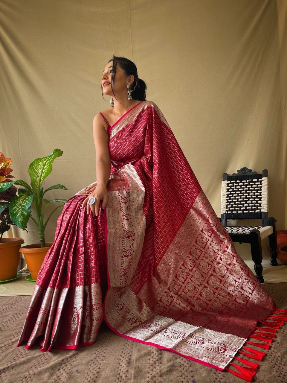 Premium Khicha Checks Silk Saree with Rich Zari Pallu & Kanchipuram Border – Elegant Festive Wear for Boutique Display