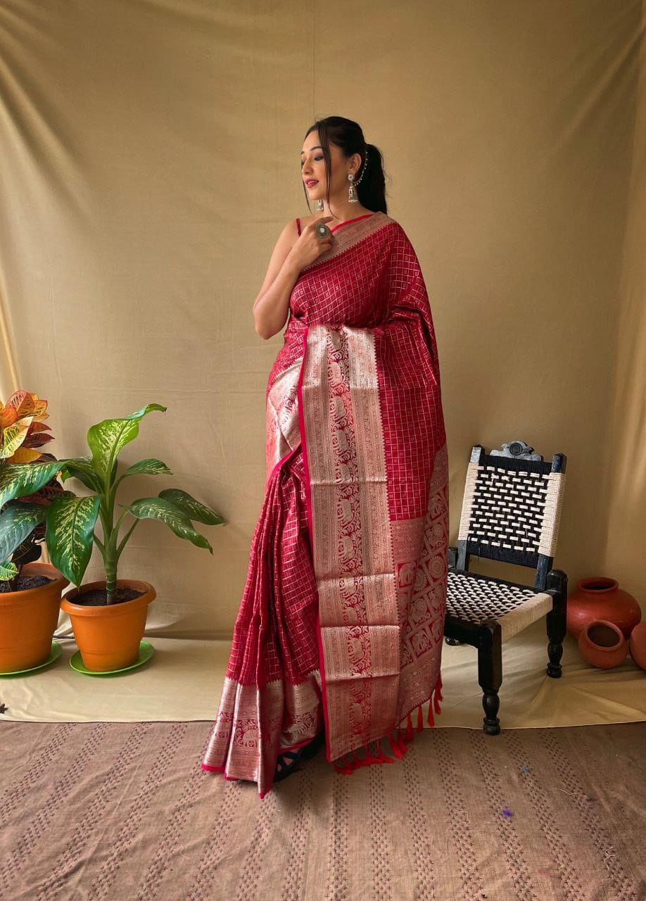 Premium Khicha Checks Silk Saree with Rich Zari Pallu & Kanchipuram Border – Elegant Festive Wear for Boutique Display