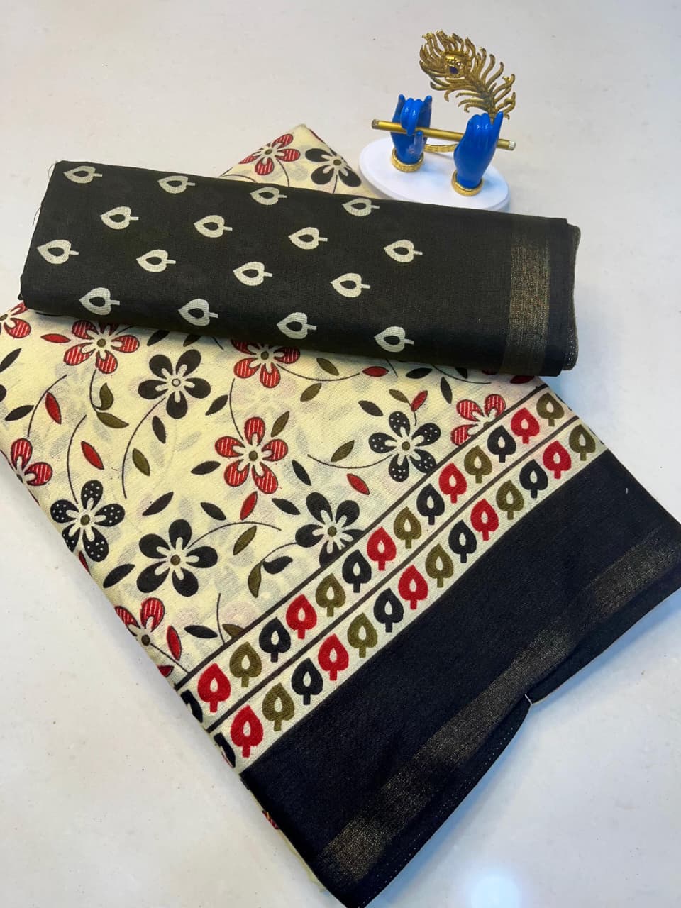 Mul Mul Saree with All-Over Floral Print & Weaving Border – Breezy Elegance for Boutique Displays