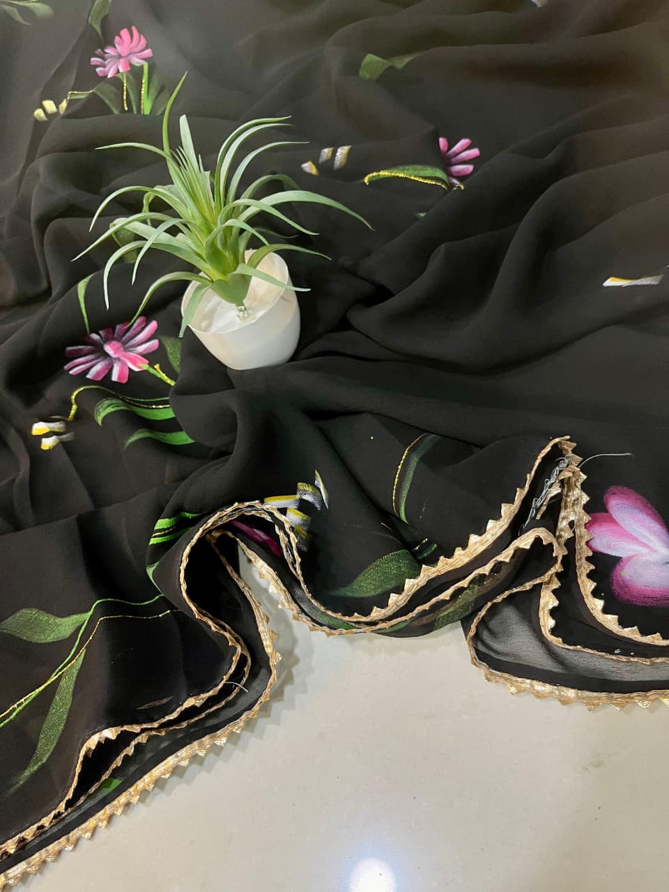 Georgette Saree with Flower Brush Print & Fancy Lace – Lightweight Elegance for Boutique Displays