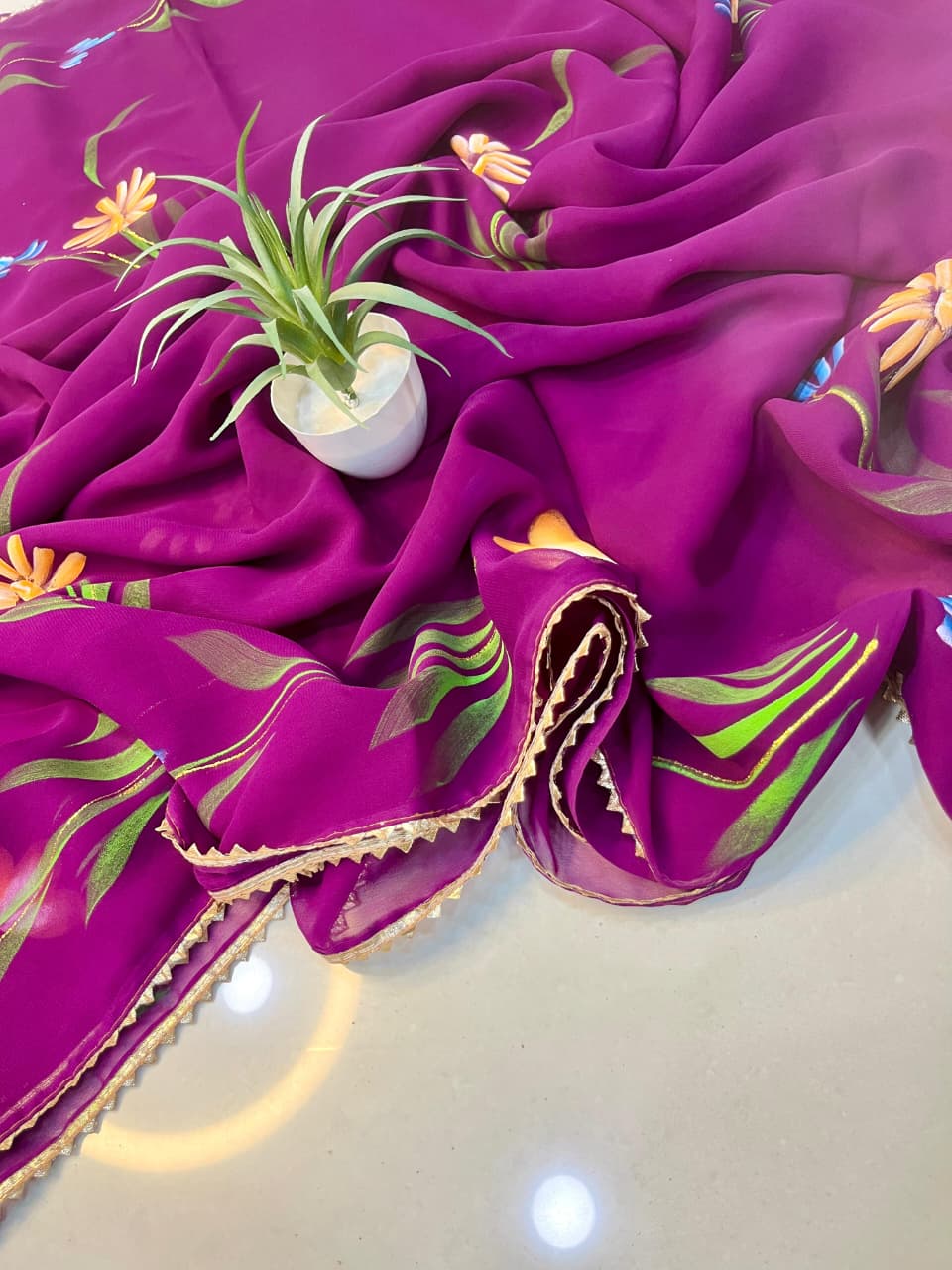 Georgette Saree with Flower Brush Print & Fancy Lace – Lightweight Elegance for Boutique Displays