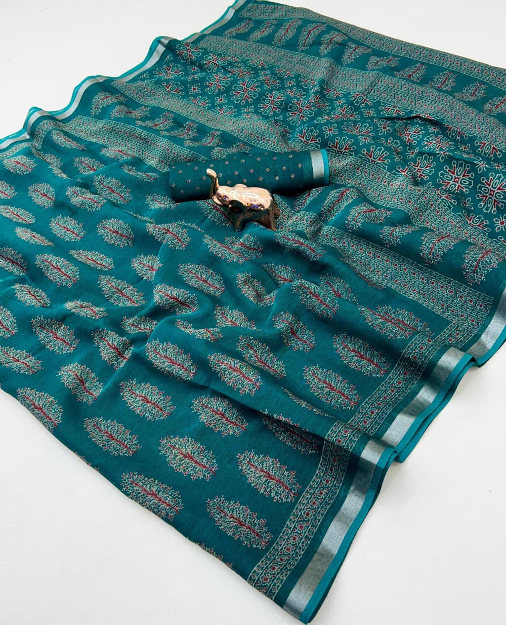 Heavy Semi-Cotton Saree with Ajrakh Print & Silver Zari Border + Matching Blouse – Ethnic Sophistication for Boutique Displays & Festive Bulk Orders