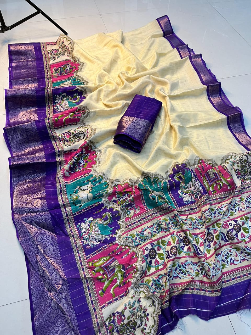 Soft Dola Silk Batik Saree with Jacquard Border – Artistic Elegance for Boutique Ethnic Collections