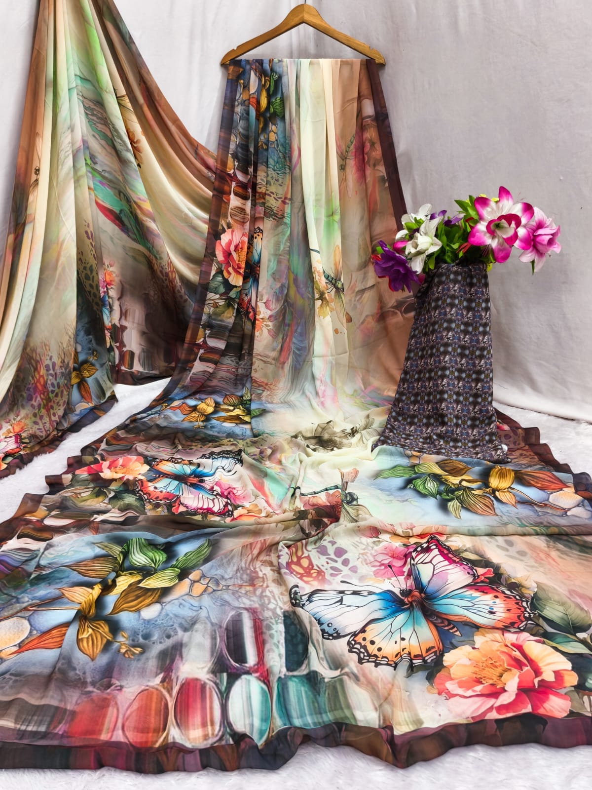 Superhit Weightless Blooming Digital Print Saree with Matching Blouse – New Arrival