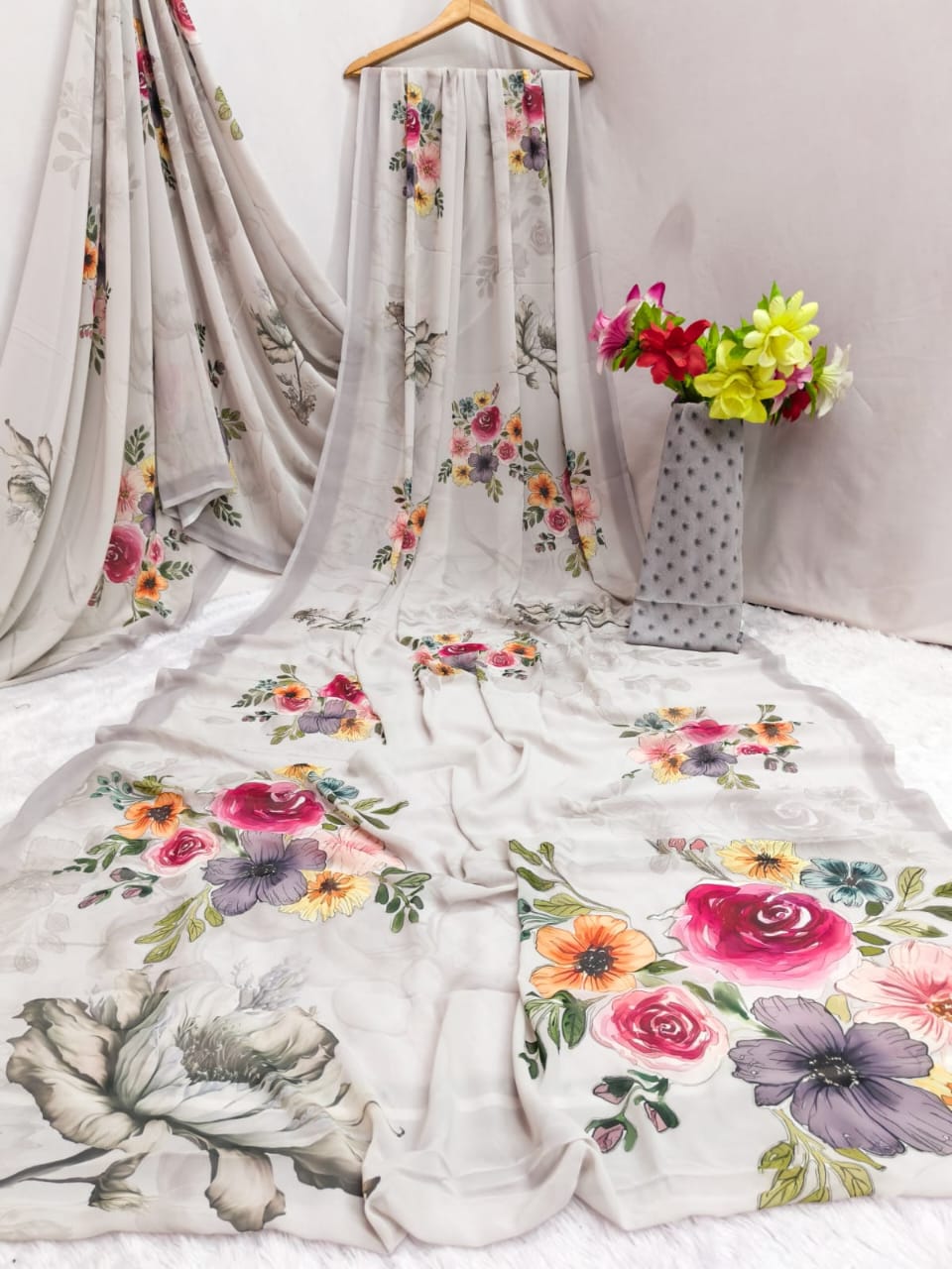 Superhit Weightless Blooming Digital Print Saree with Matching Blouse – New Arrival