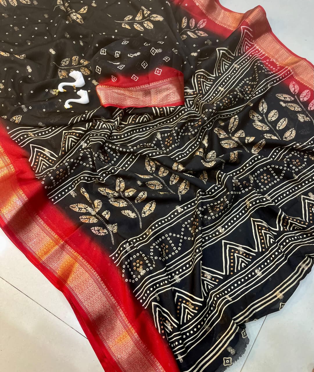 Premium Crepe Silk Saree with Jacquard Jari Butti Work & Running Blouse – Elegant Boutique Wear & Festive Gifting