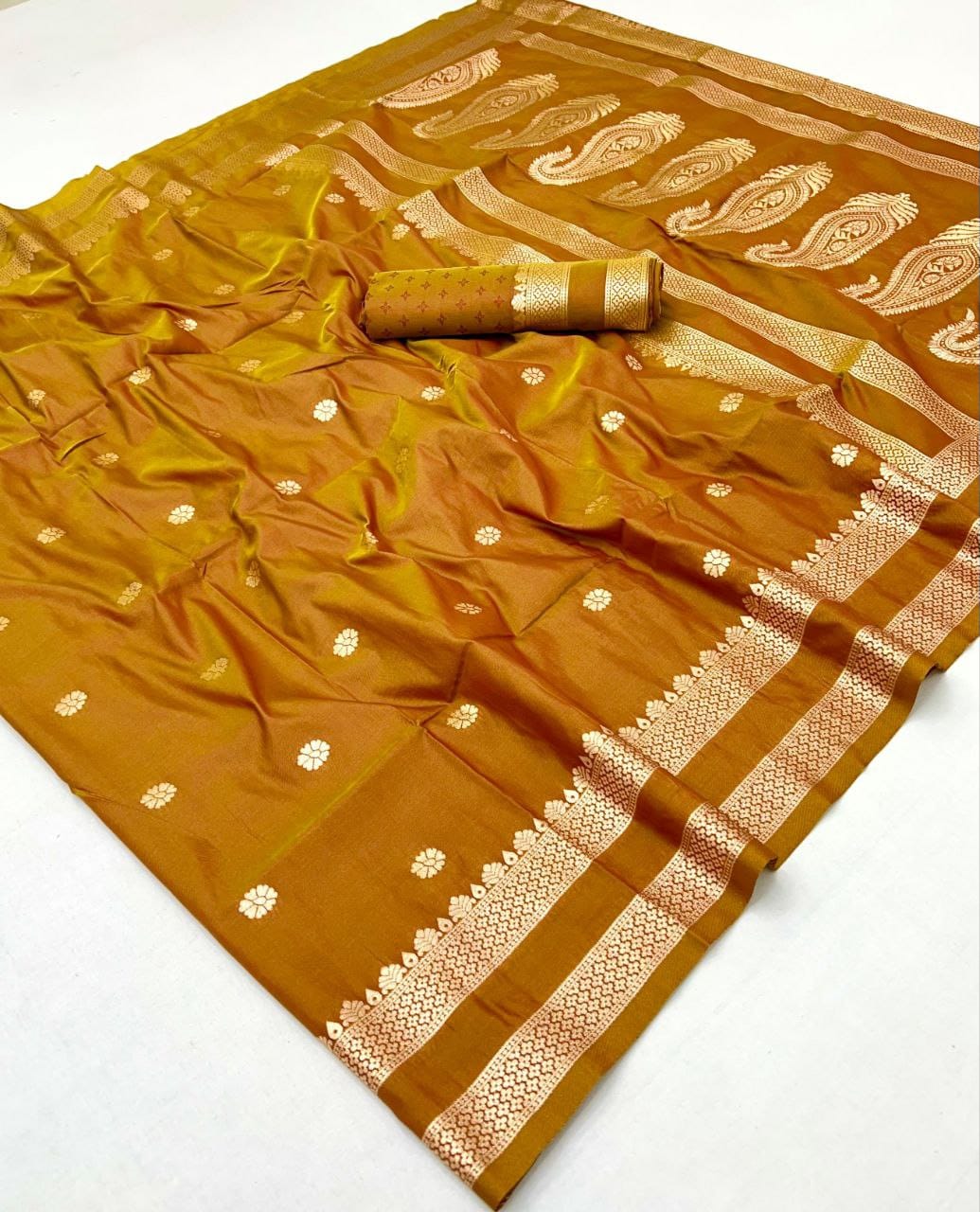 Soft Banarasi Silk Saree – Rich Pallu & Designer Border.
