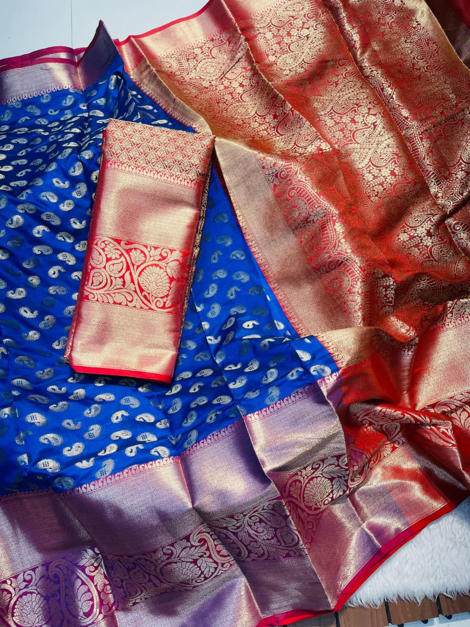 Pure Handloom Kanchipuram Katan Silk Saree – Antique Jari & Rich Contrast Pallu.