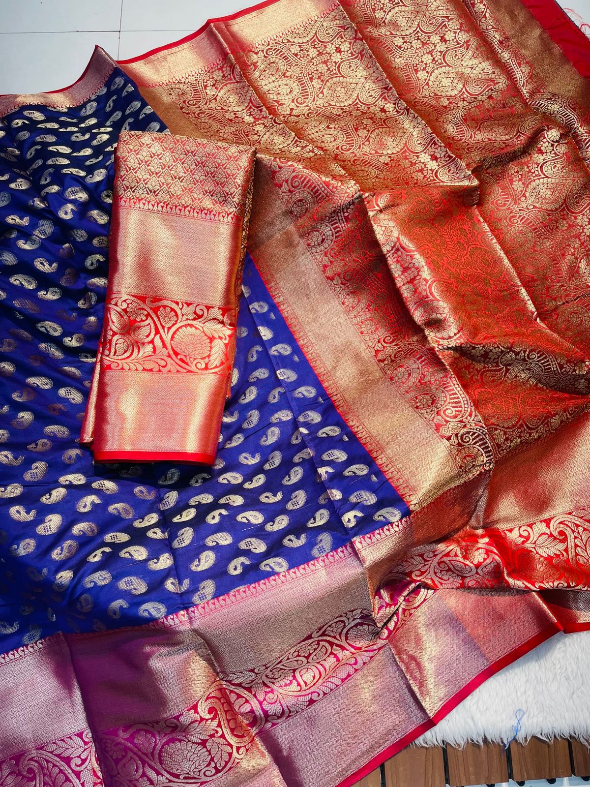 Pure Handloom Kanchipuram Katan Silk Saree – Antique Jari & Rich Contrast Pallu.