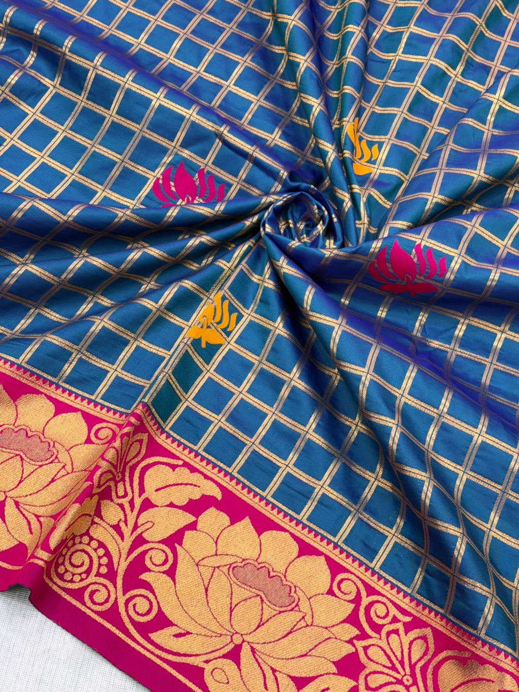 SUPER-HIT Unique Checks Paithani Silk Saree – Lotus Motifs & Contrast Brocade Blouse.