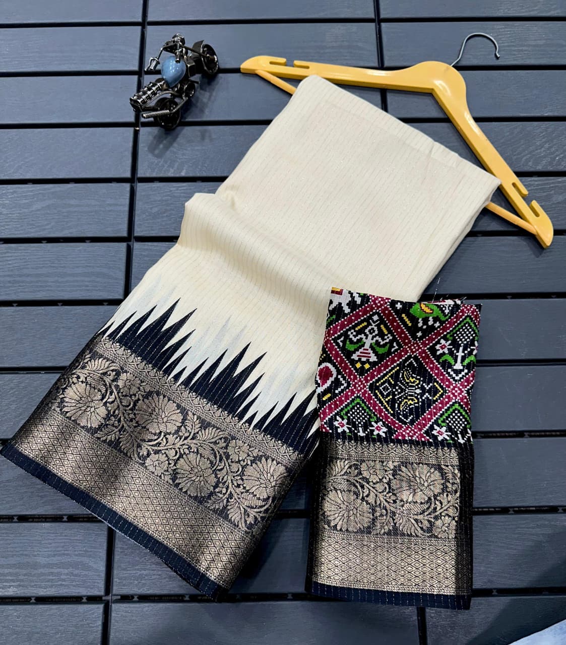 Dola Silk Saree with Jacquard Border & Running Blouse