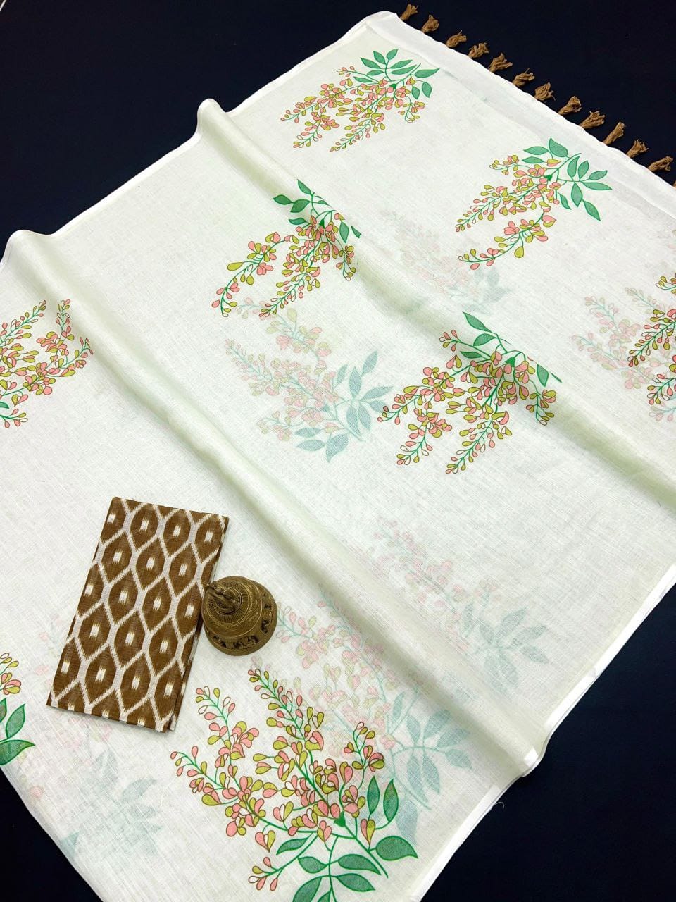 Plain Linen Digital Print Saree with Latkan Detailing & Matching Blouse – Contemporary Ethnic Wear for Boutique Bulk Orders