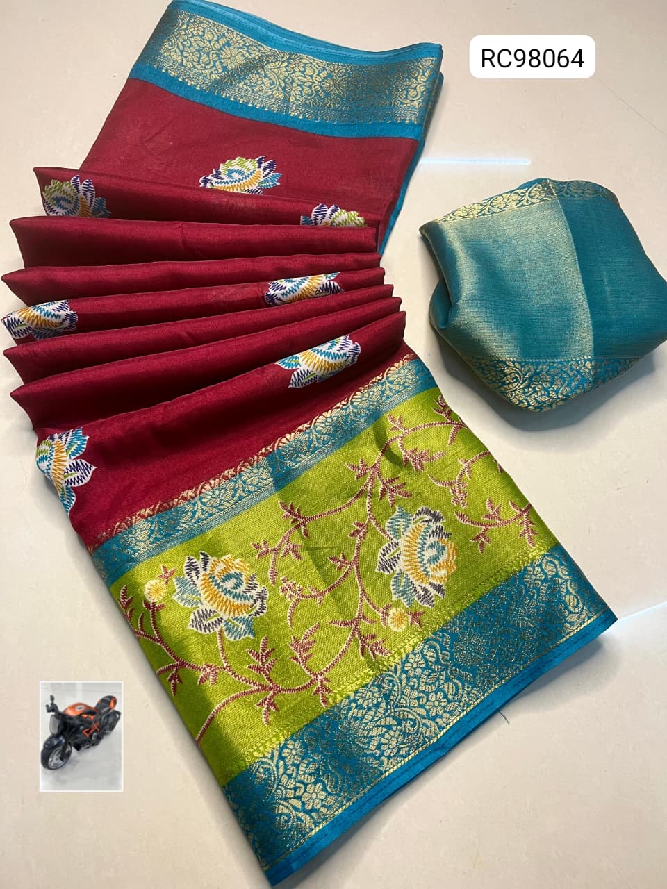 Beautiful Uppada Silk Saree – Horizontal Weaving & Contrast Border.