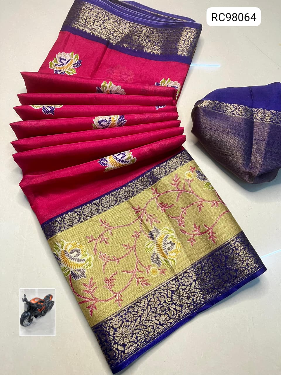 Beautiful Uppada Silk Saree – Horizontal Weaving & Contrast Border.
