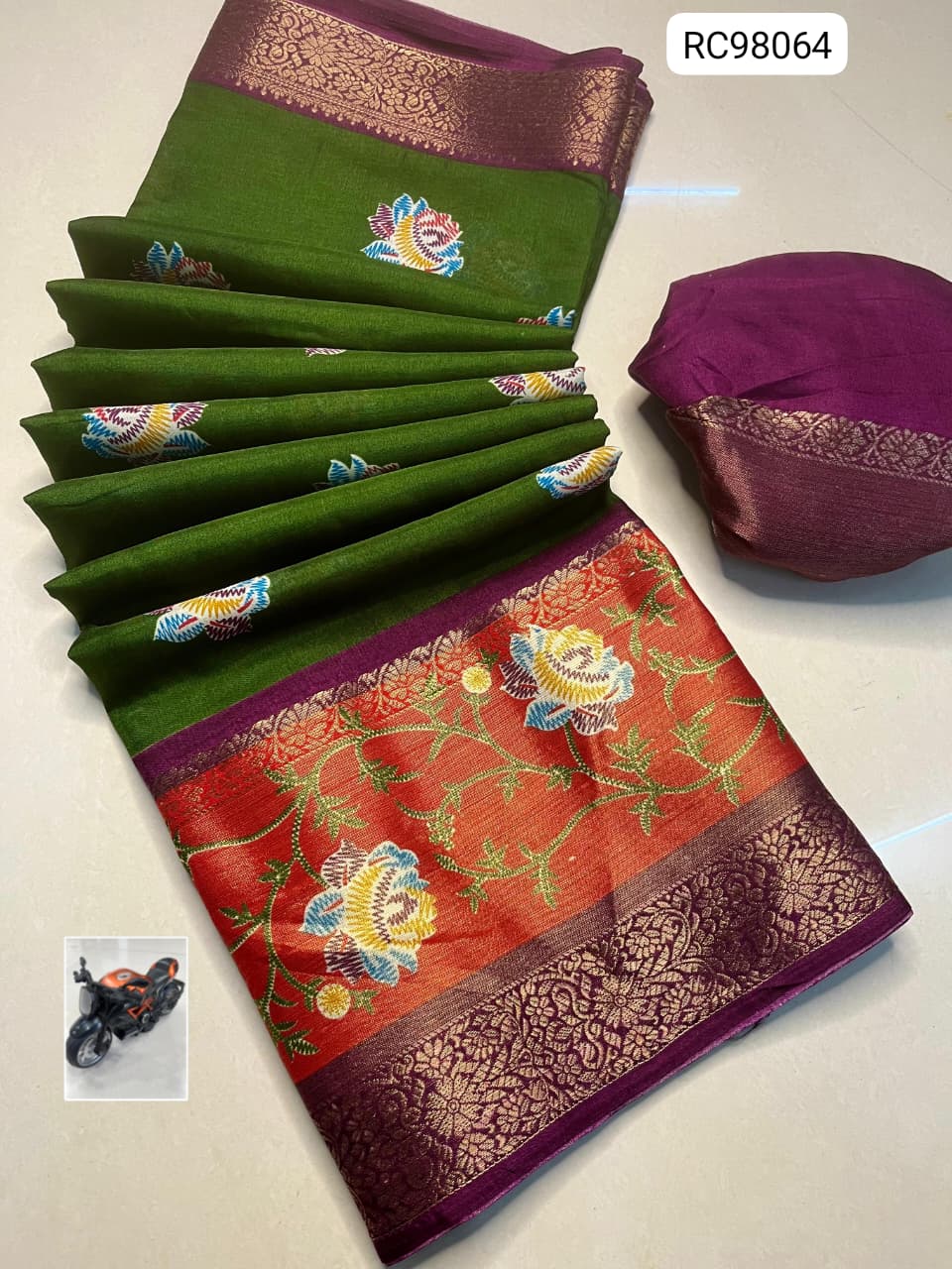Beautiful Uppada Silk Saree – Horizontal Weaving & Contrast Border.