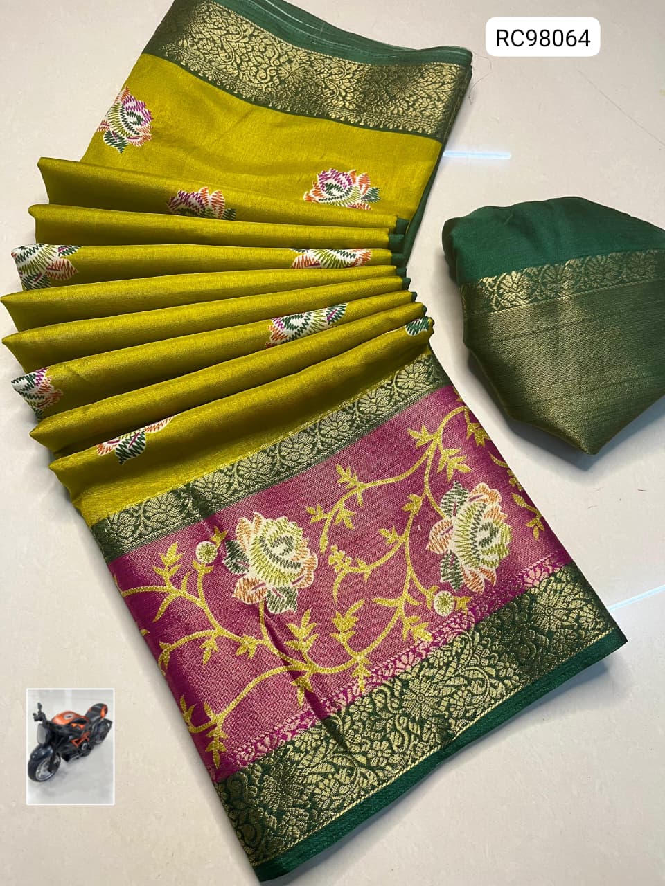 Beautiful Uppada Silk Saree – Horizontal Weaving & Contrast Border.