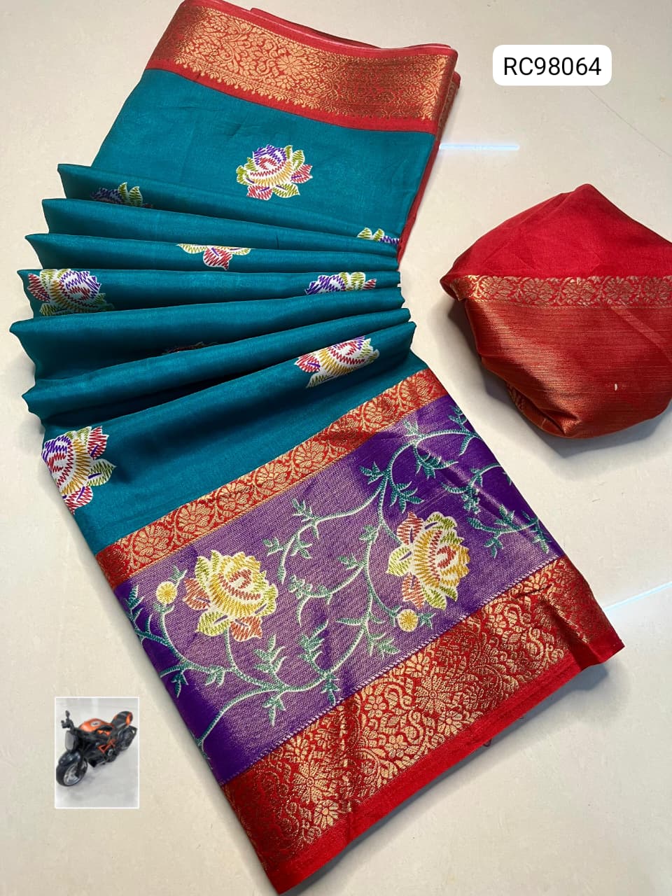 Beautiful Uppada Silk Saree – Horizontal Weaving & Contrast Border.