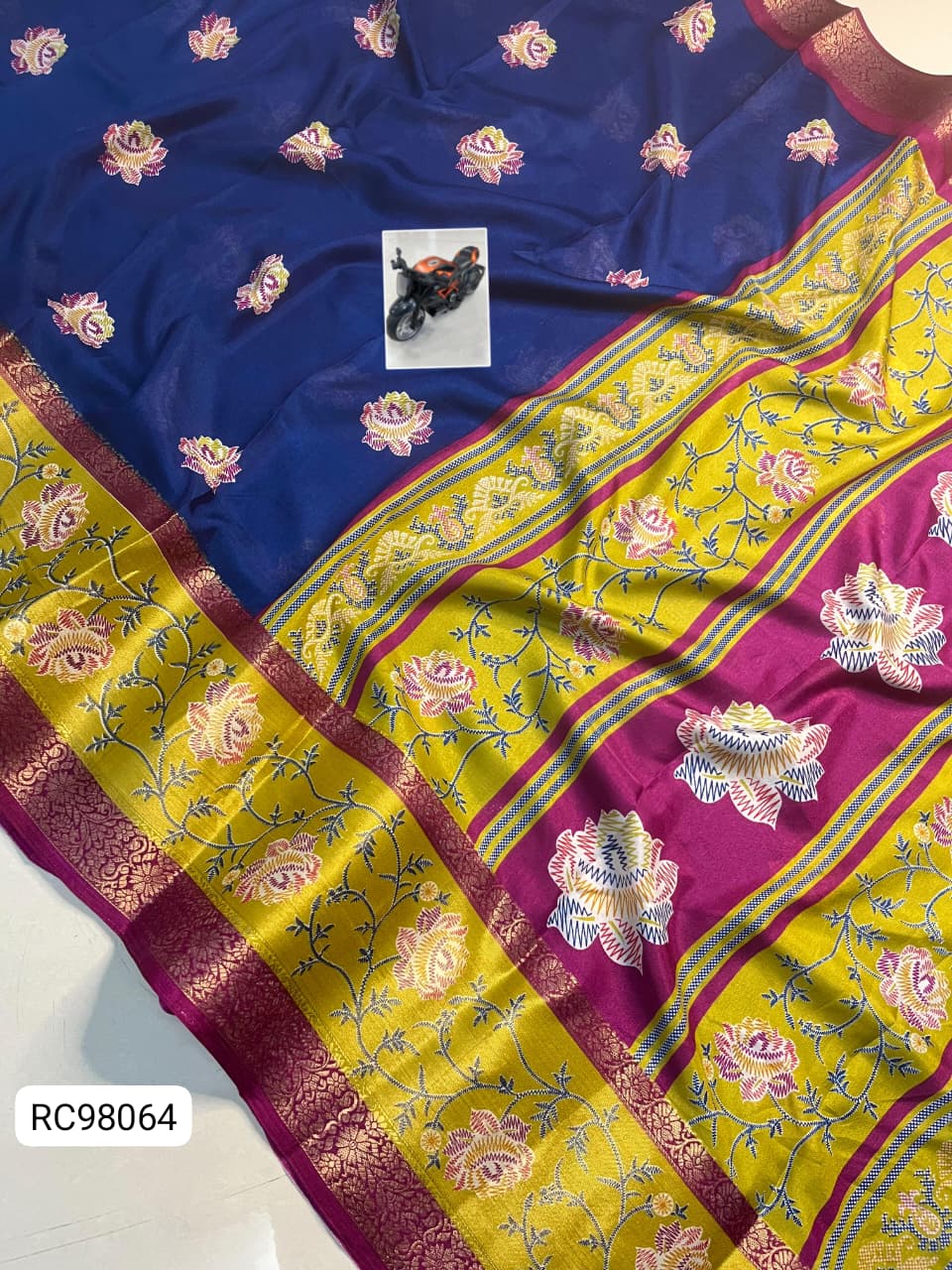 Beautiful Uppada Silk Saree – Horizontal Weaving & Contrast Border.