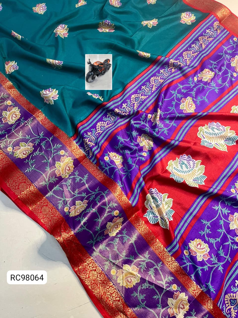 Beautiful Uppada Silk Saree – Horizontal Weaving & Contrast Border.