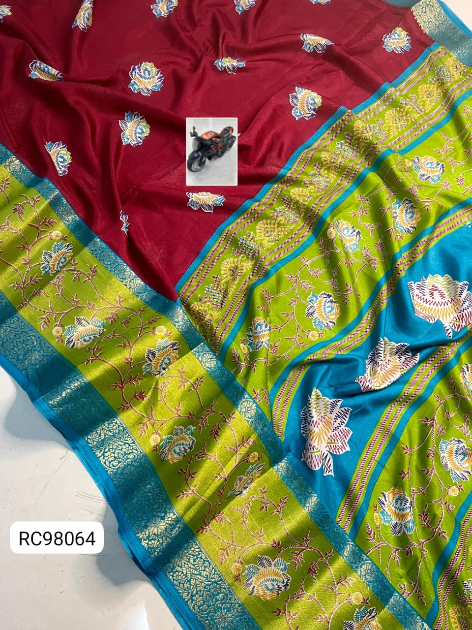 Beautiful Uppada Silk Saree – Horizontal Weaving & Contrast Border.
