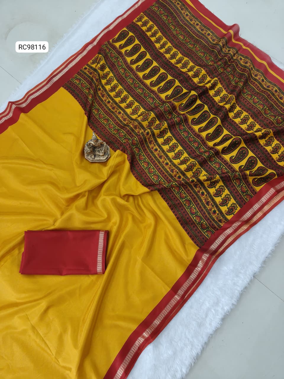 Heavy Crackle Silk Saree – Jacquard Border & Matched Blouse