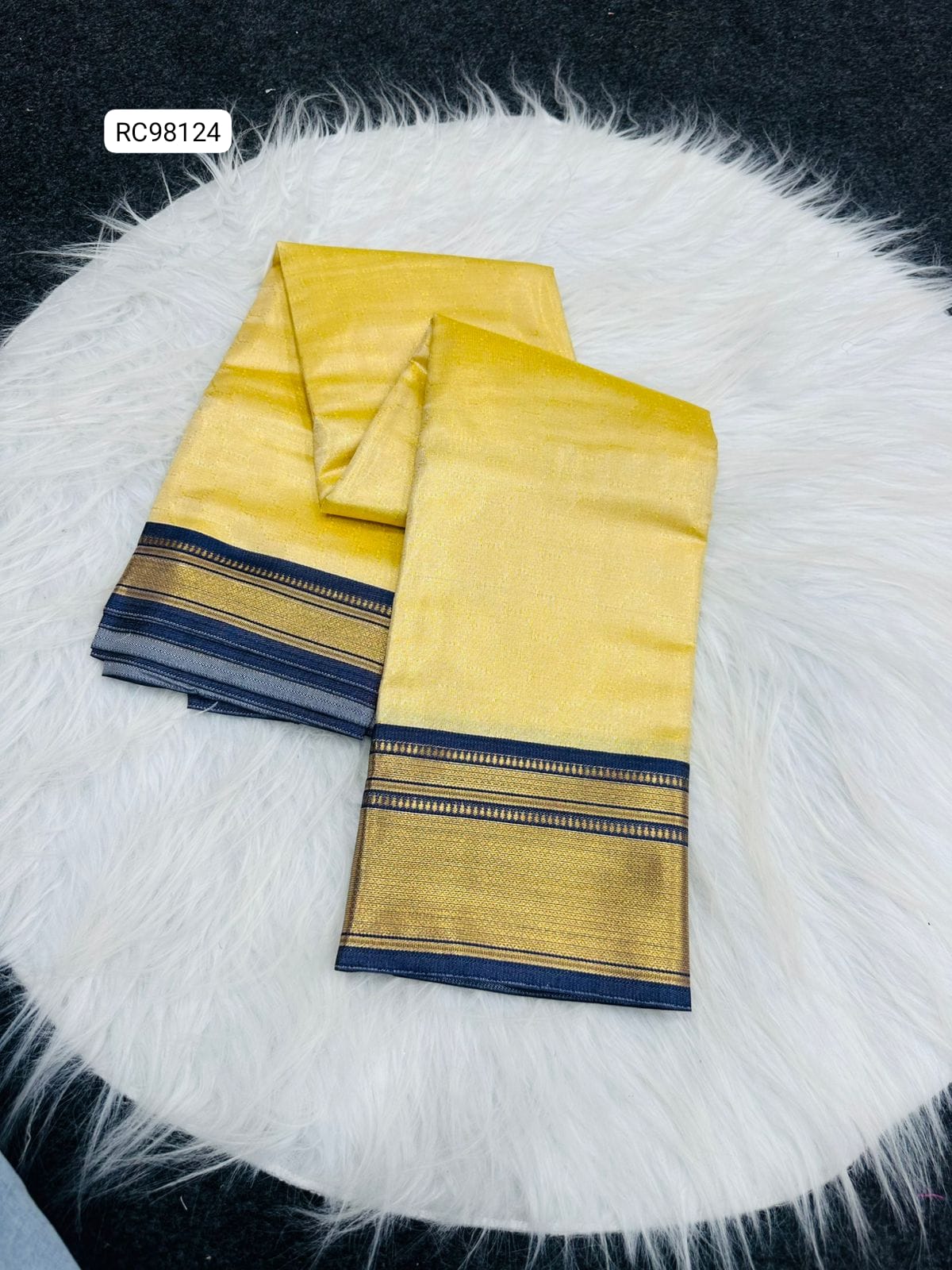 Premium Kanchivaram Silk Saree – Exclusive Checks & Contrast Jacquard Blouse