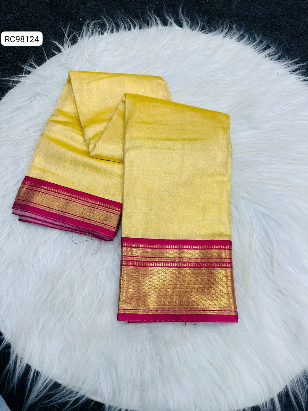 Premium Kanchivaram Silk Saree – Exclusive Checks & Contrast Jacquard Blouse