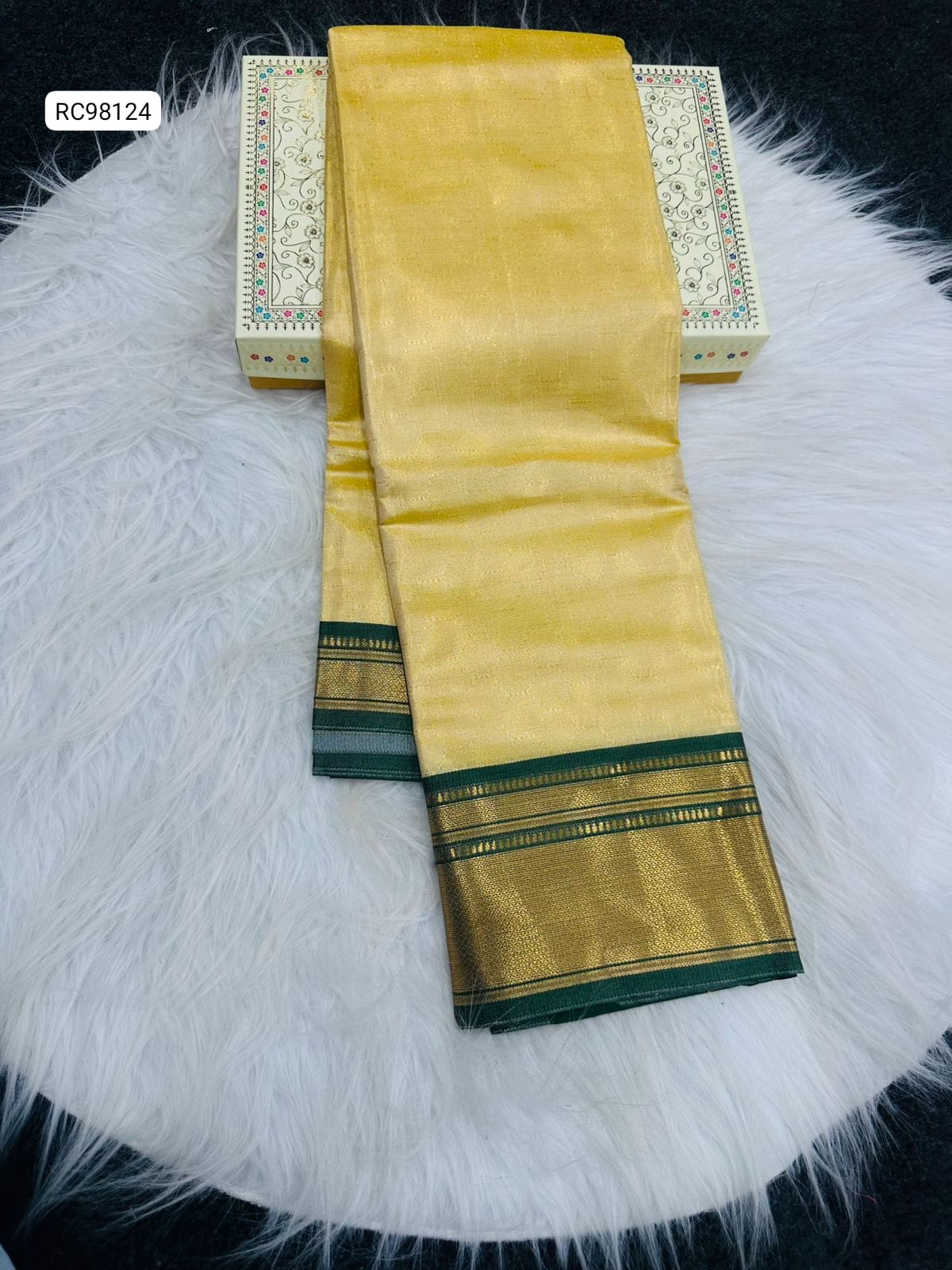 Premium Kanchivaram Silk Saree – Exclusive Checks & Contrast Jacquard Blouse