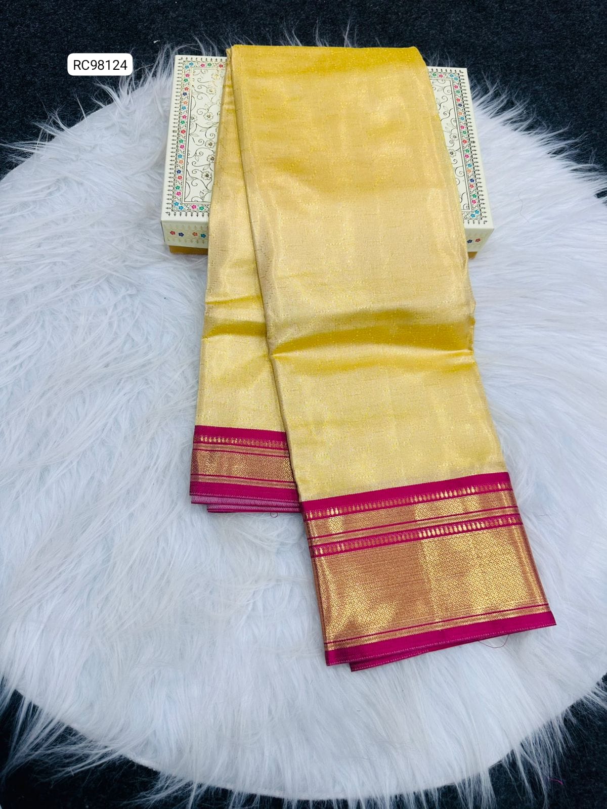 Premium Kanchivaram Silk Saree – Exclusive Checks & Contrast Jacquard Blouse