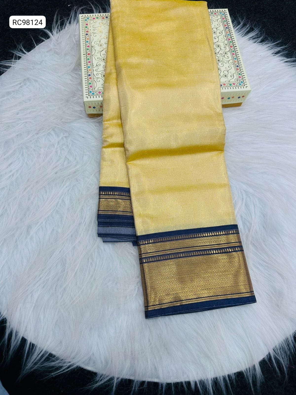 Premium Kanchivaram Silk Saree – Exclusive Checks & Contrast Jacquard Blouse